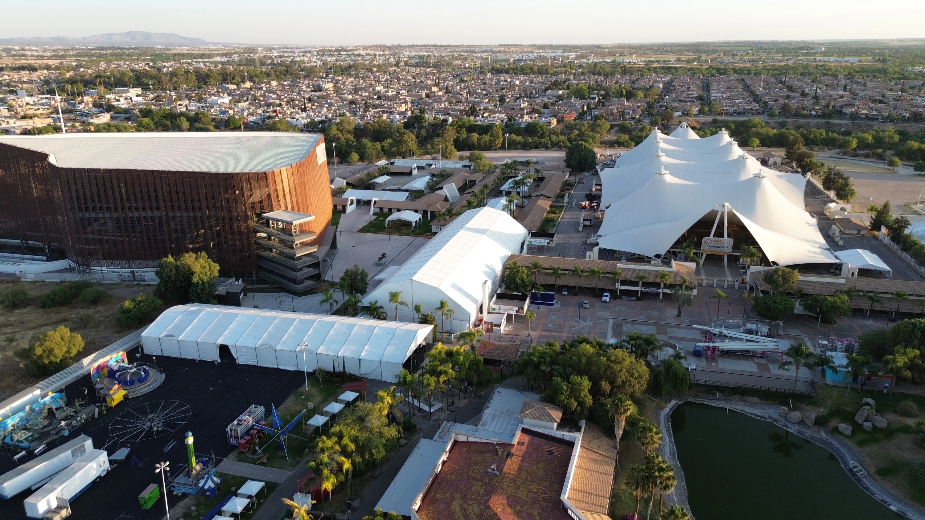 Carpas monumentales instaladas en un evento